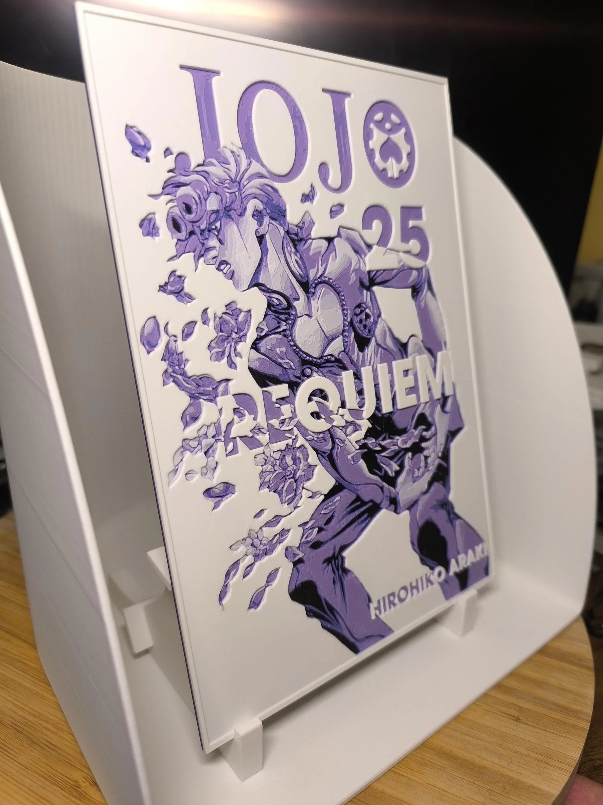 Carte en relief JoJo's Bizarre Adventure 25 Requiem avec illustration violette de personnage sur support blanc