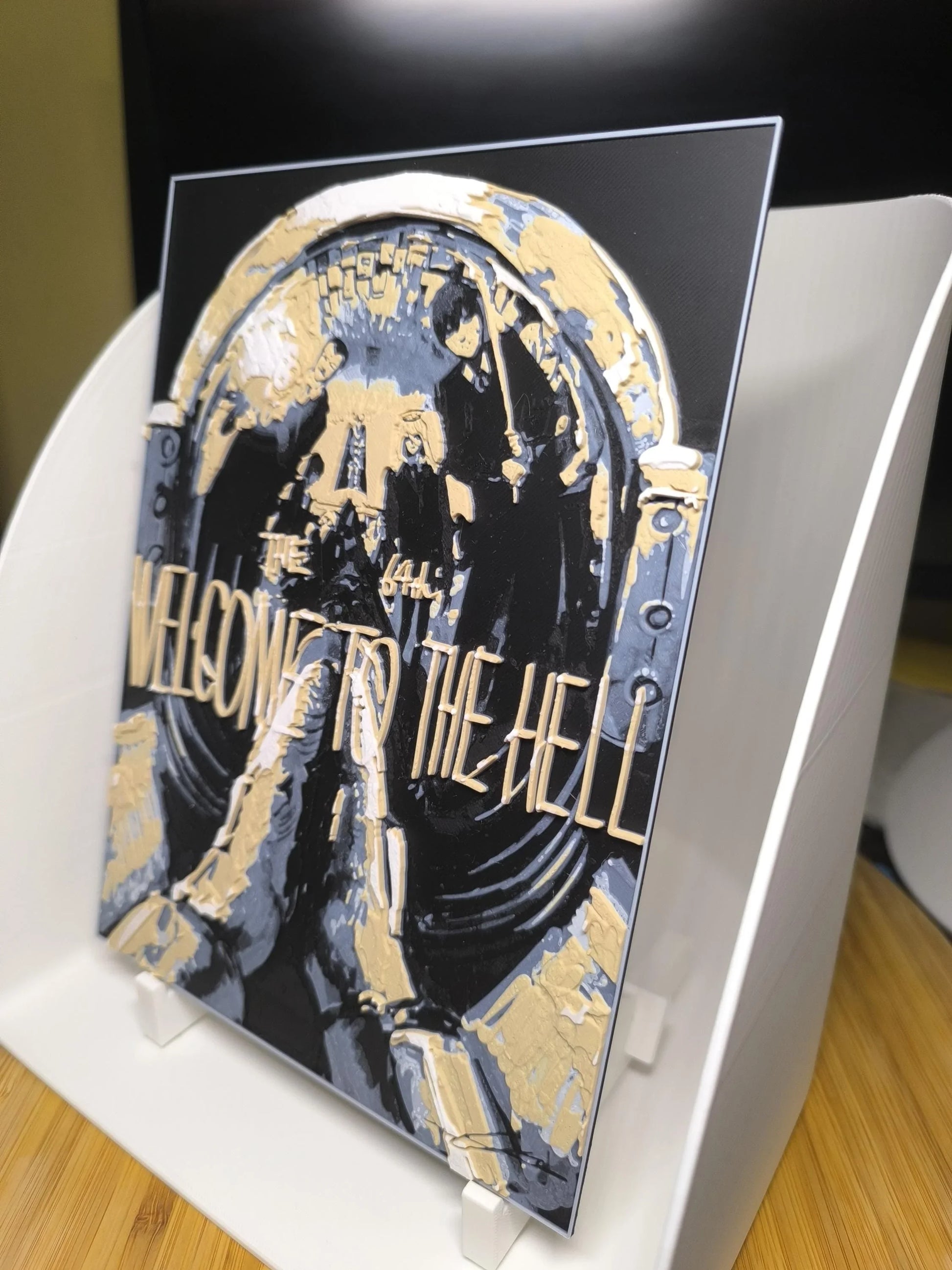 Carte décorative 3D noir et or avec texte "Welcome to the Hell" et personnage dessiné