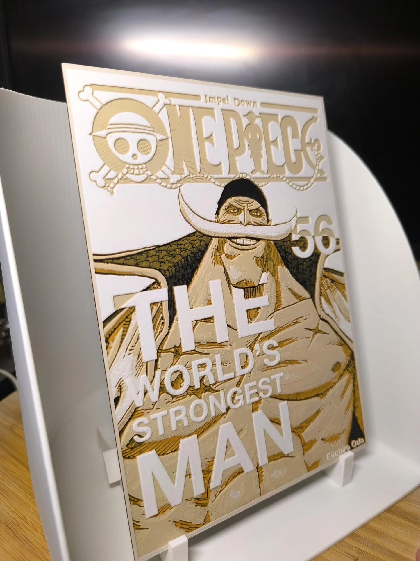 Plaque en relief One Piece Impel Down avec personnage barbu et texte The World's Strongest Man