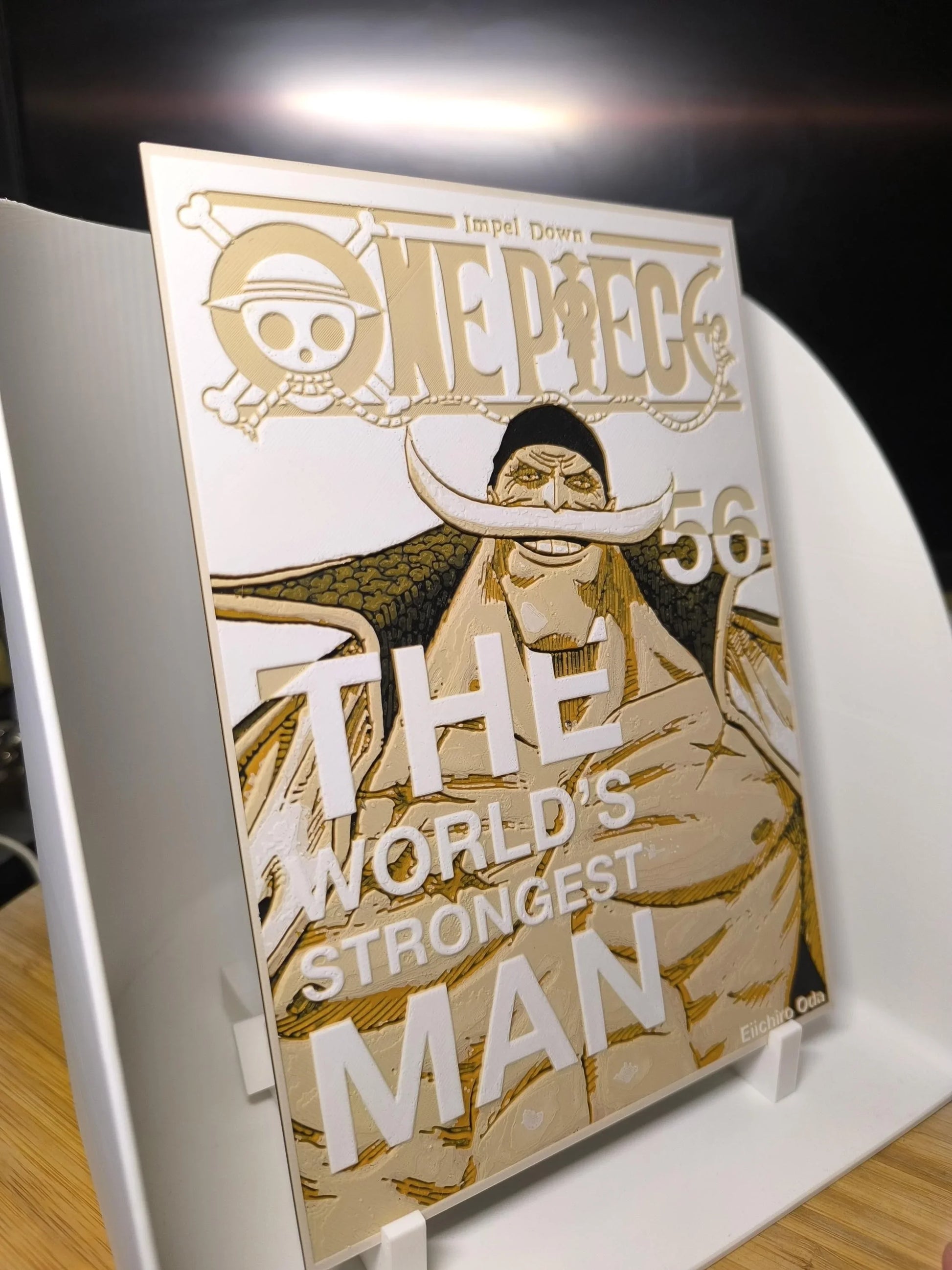 Plaque en relief One Piece Impel Down avec personnage barbu et texte The World's Strongest Man