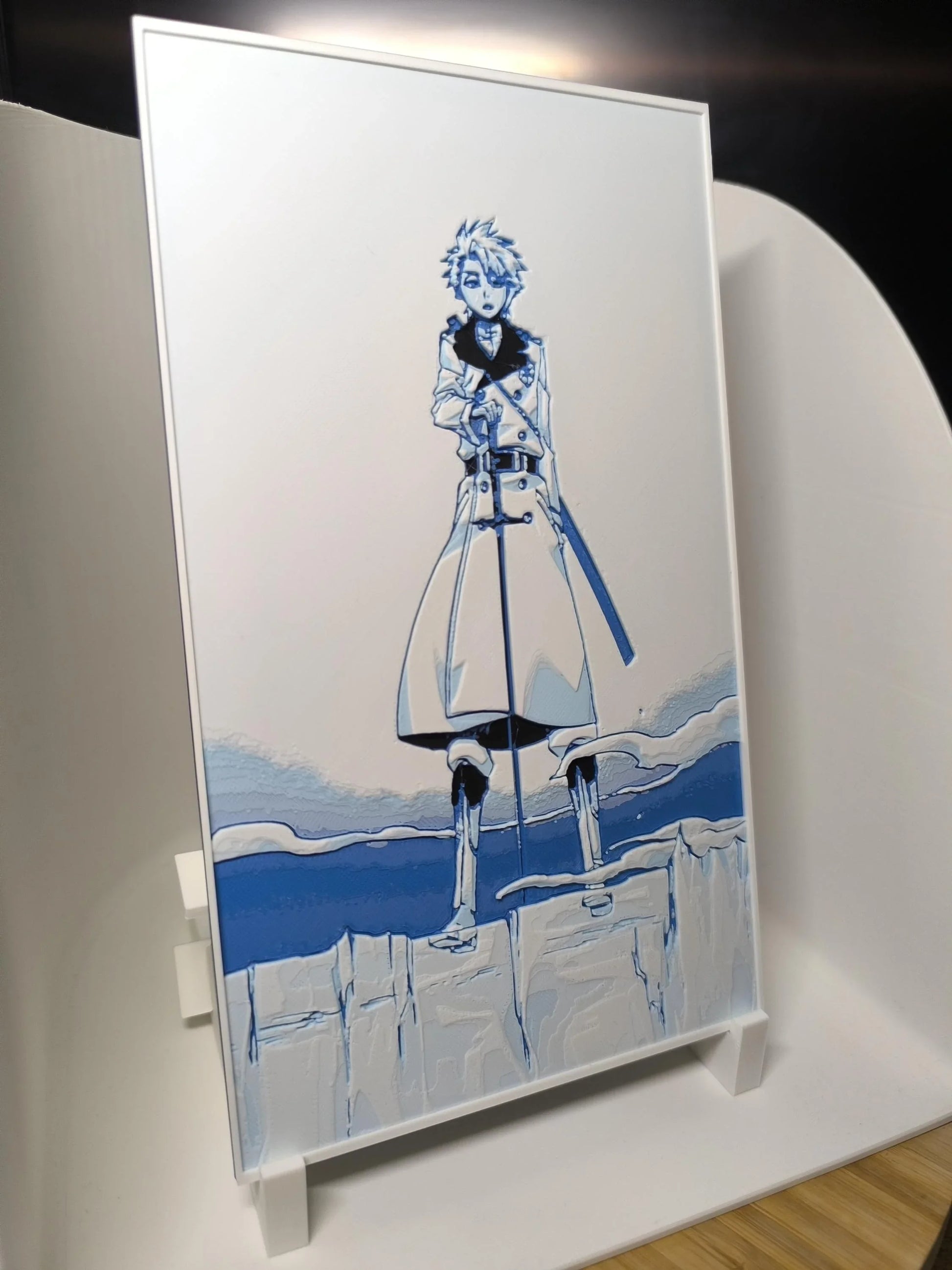 Illustration stylisée en bleu et blanc d'un personnage manga avec manteau long et épée sur un paysage rocheux