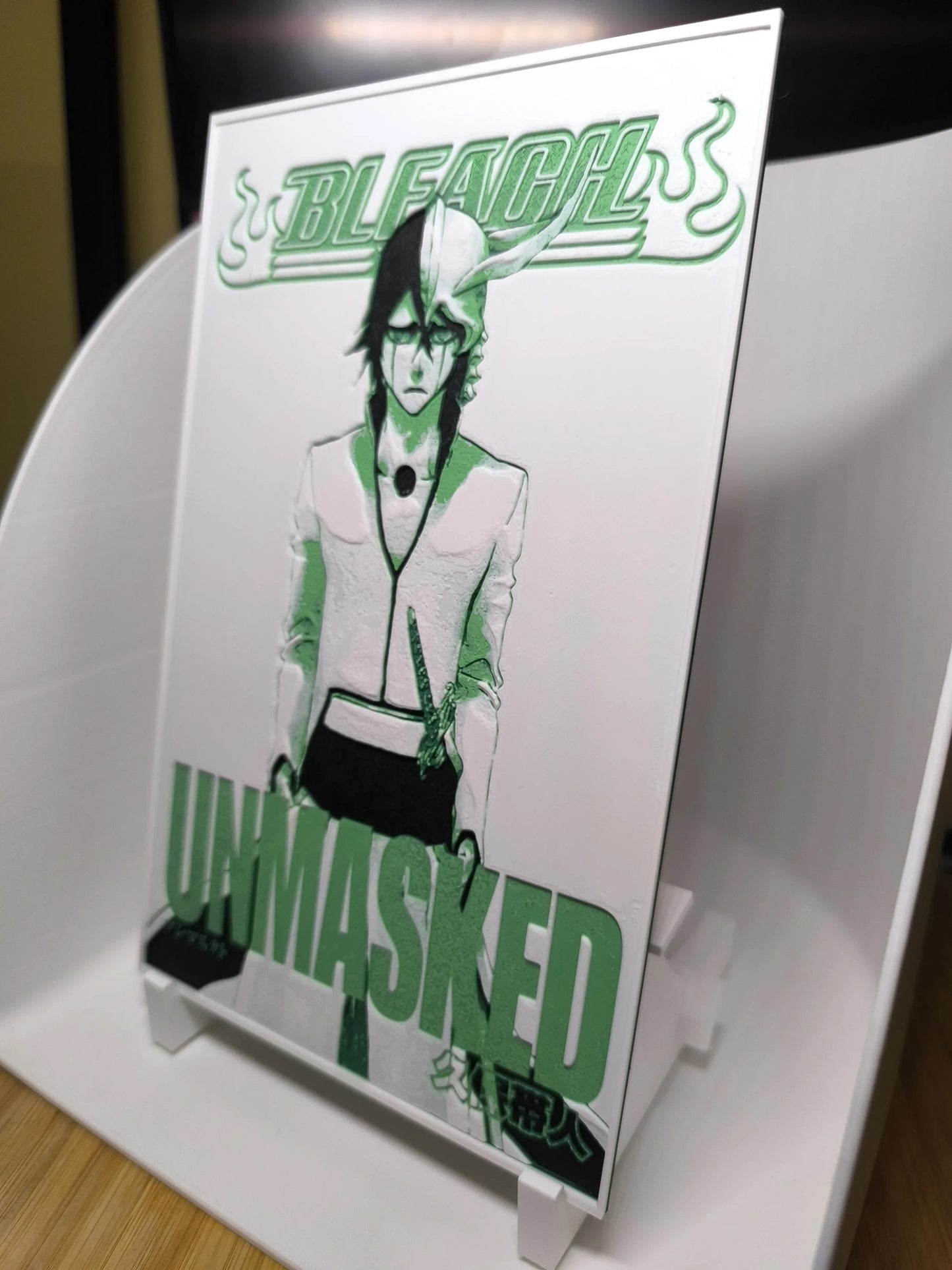 Illustration manga Bleach personnage unmasked sur support avec lettres vertes