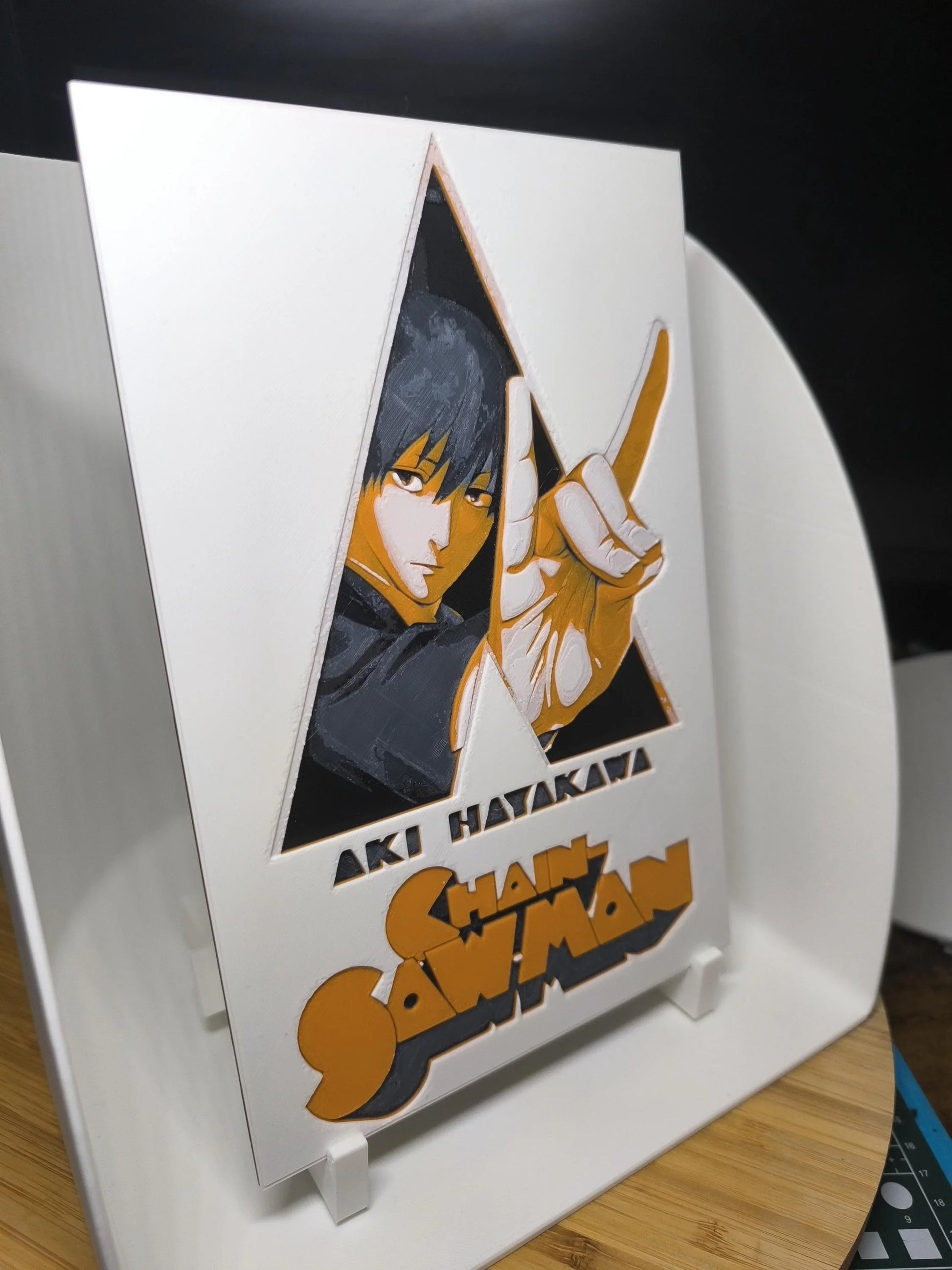 Illustration anime Aki Hayakawa de Chainsaw Man sur support blanc avec découpe triangulaire