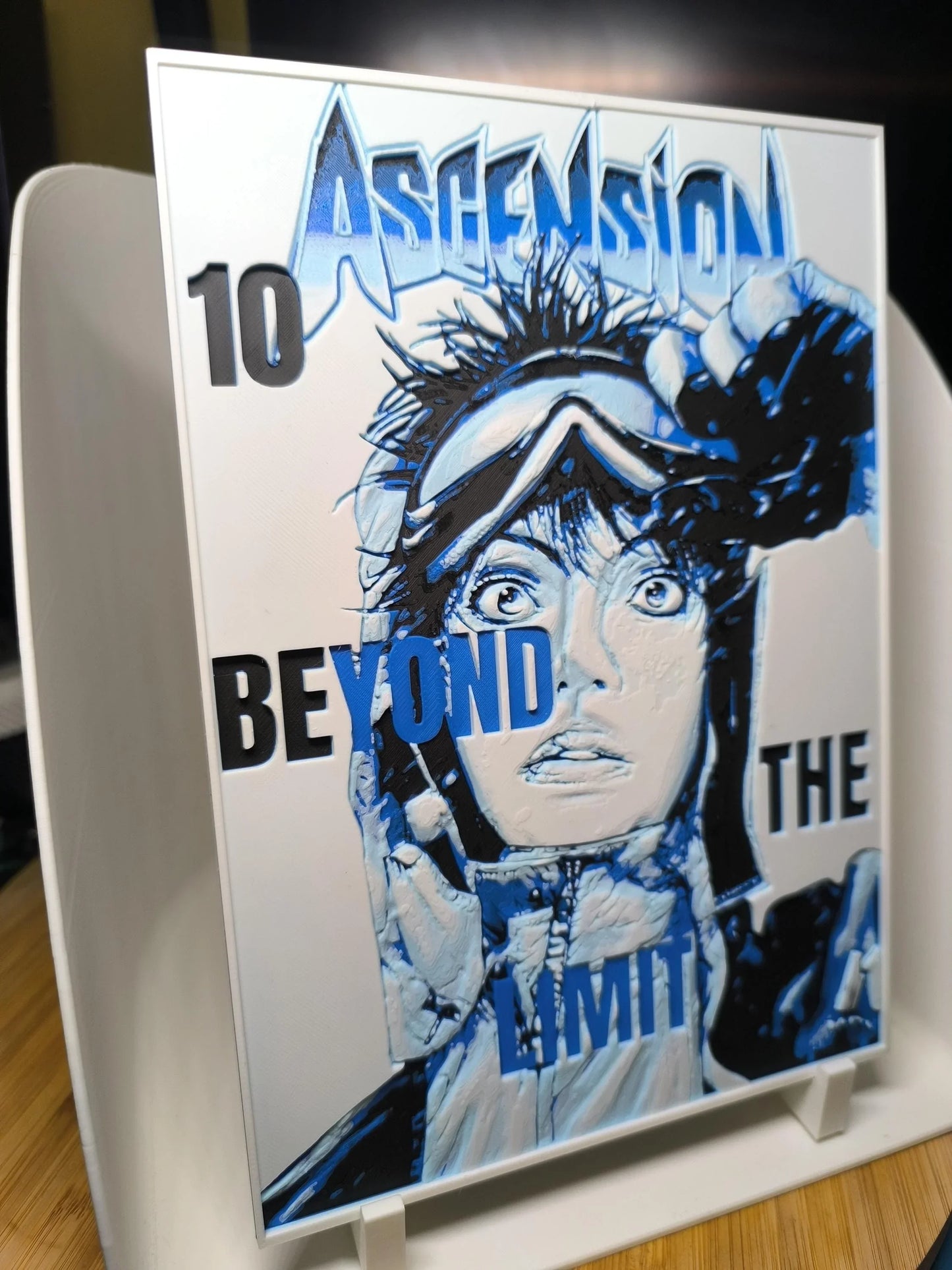 Affiche artistique bleue et noire d'une personne avec casque et lunettes, texte Ascension 10 Beyond the Limit